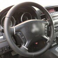 Оплетка на руль из натуральной кожи Mitsubishi Delica V 2011-2020 г.в. (для замены штатной кожи, черная)
