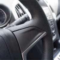 Оплетка на руль из натуральной кожи Opel Astra J 2009-2015 г.в. (для руля без штатной кожи и кнопок, черная)